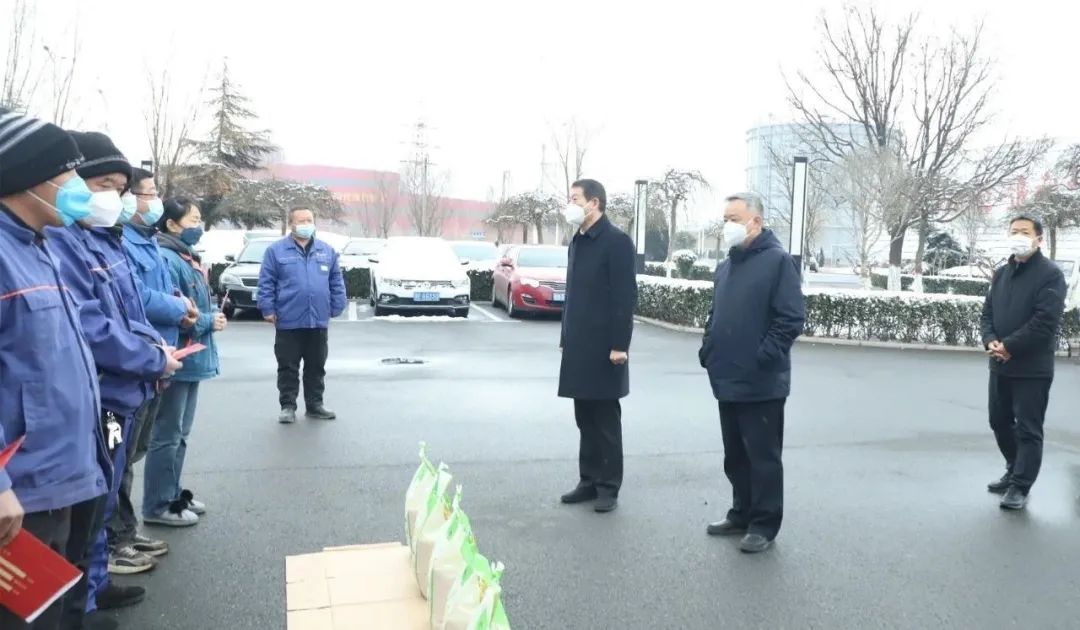 王宝玉书记到万象城（中国）看望慰问职工和劳模李静敏